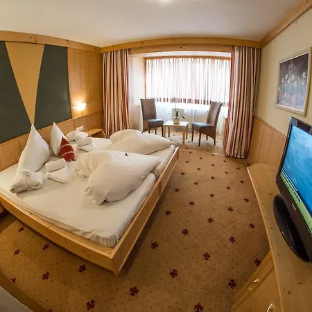 Hotel Tschirgantblick 4*